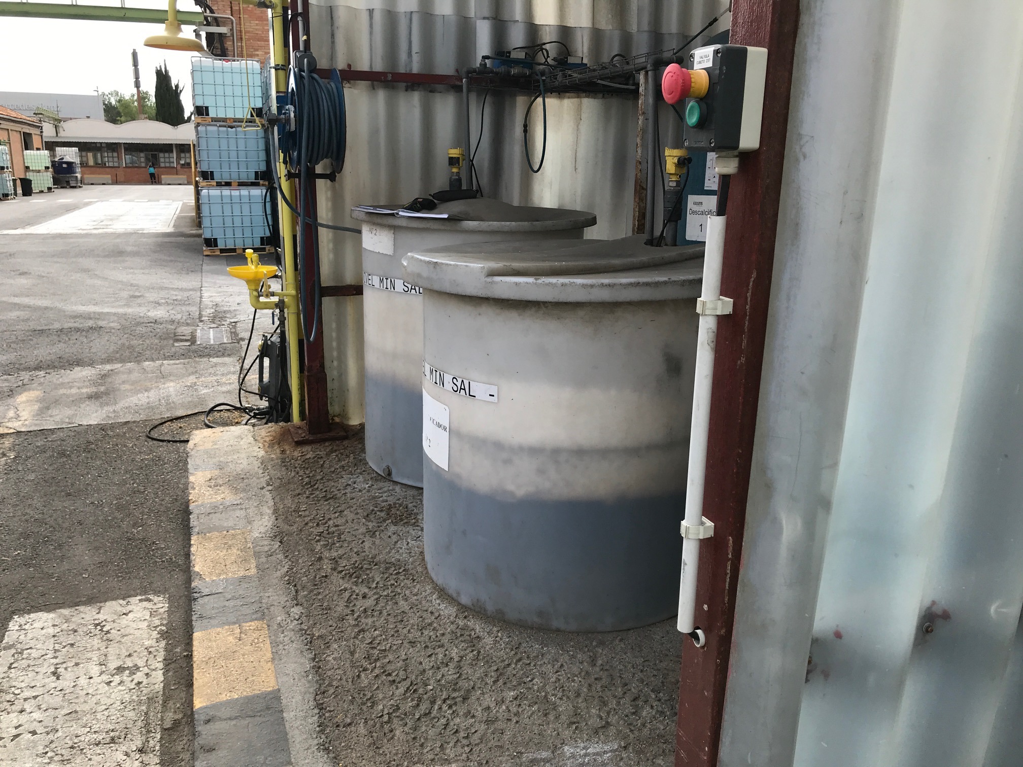 Zona de trabajo en planta química antes del sistema de elevación a medida SIDEMSA