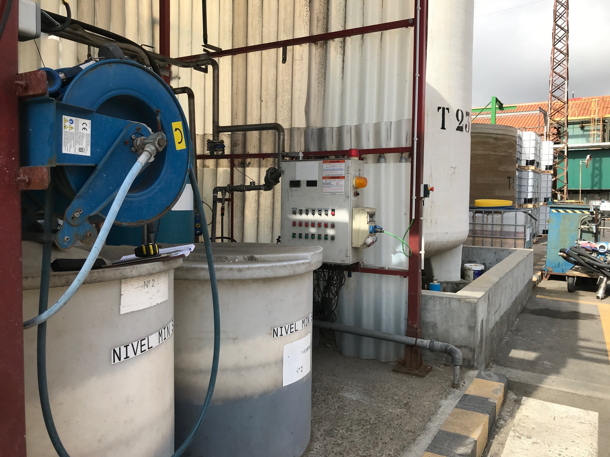 Depósitos de dosificación en planta química antes de la solución SIDEMSA