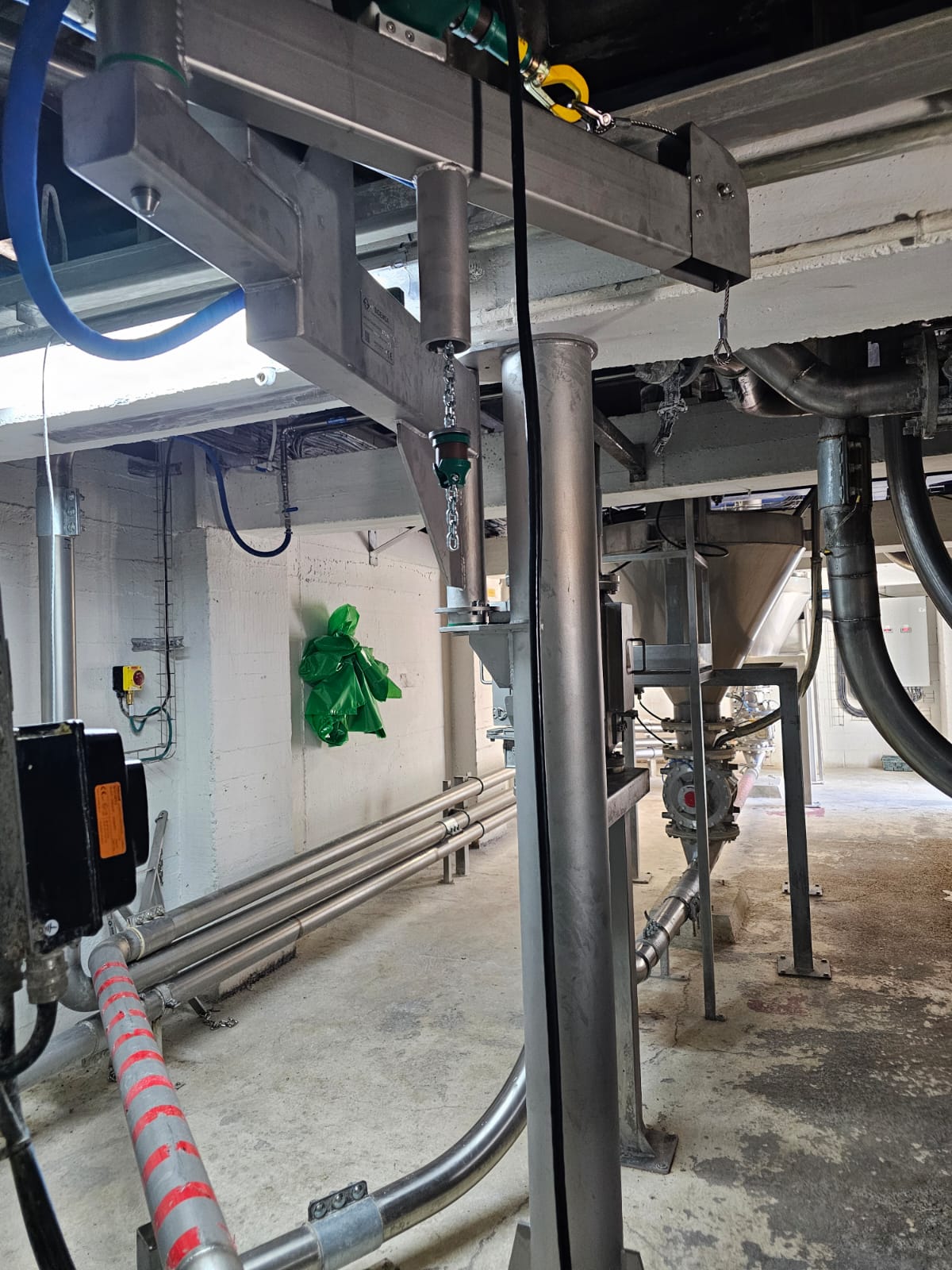 Grúa giratoria inoxidable SIDEMSA – detalle de instalación
